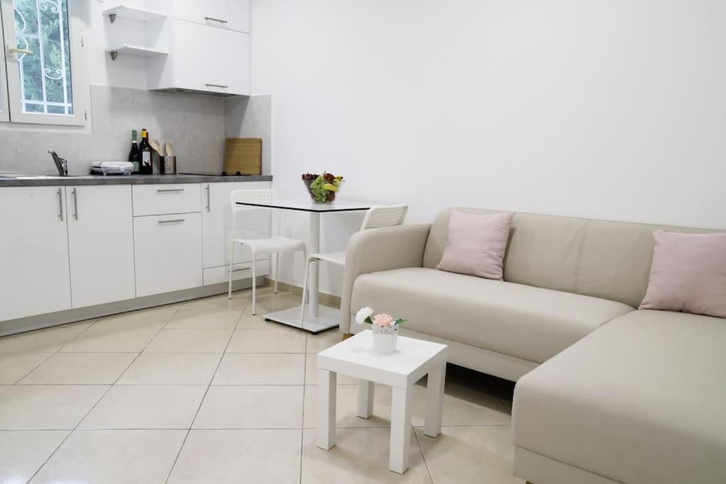 Cozy Apartment Near Airport Коропион Екстериор снимка